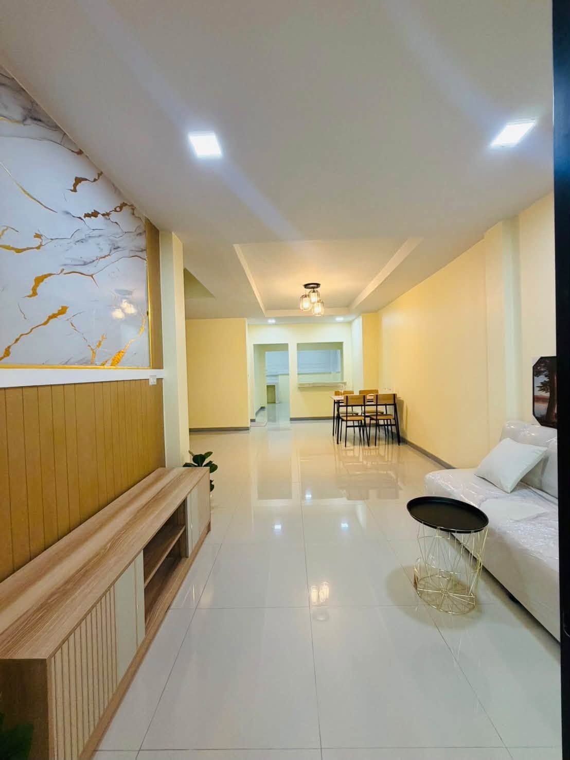 🏡 ทาวน์เฮ้าส์ รีโนเวทใหม่ ถนนเมน ทำเลค้าขาย "ศิริวรรณชวนชม" บางบัวทอง | 💰 ราคา 2.45 ล้านบาท