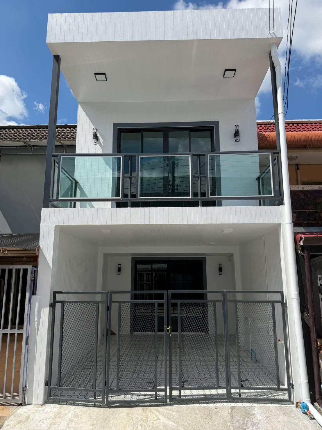 🏡 ทาวน์เฮ้าส์ 2 ชั้น รีโนเวทใหม่ ซอยทานสัมฤทธิ์ ใกล้รถไฟฟ้า 2 สาย | ราคา 2.39 ล้านบาท