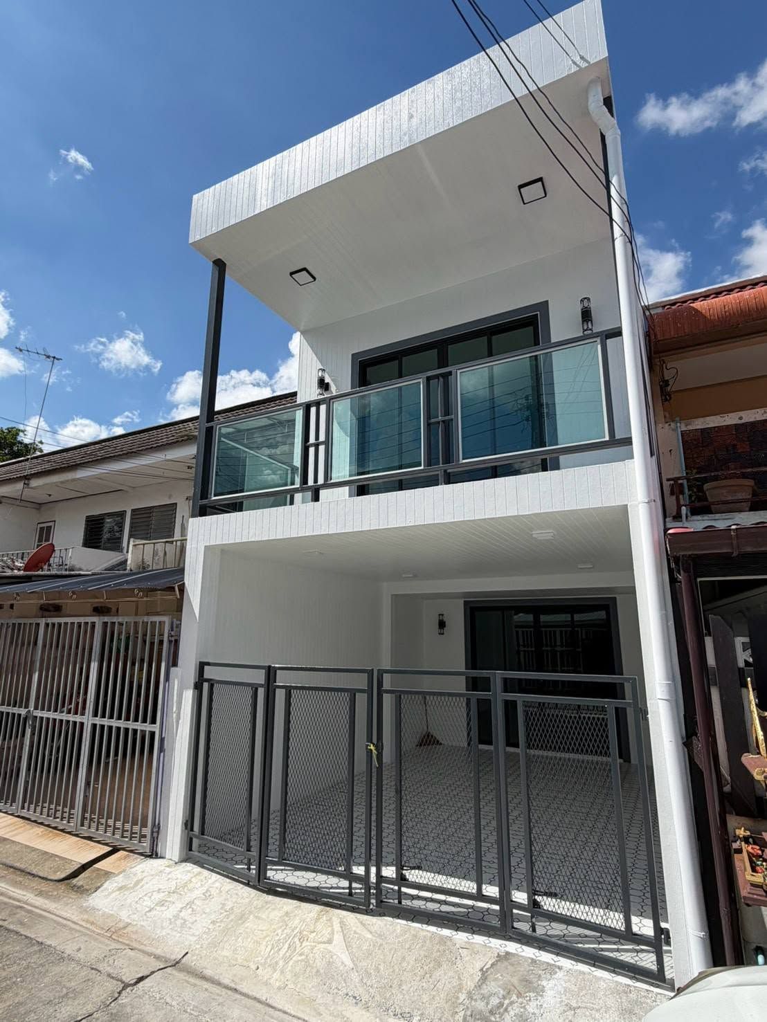 🏡 ทาวน์เฮ้าส์ 2 ชั้น รีโนเวทใหม่ ซอยทานสัมฤทธิ์ ใกล้รถไฟฟ้า 2 สาย | ราคา 2.39 ล้านบาท
