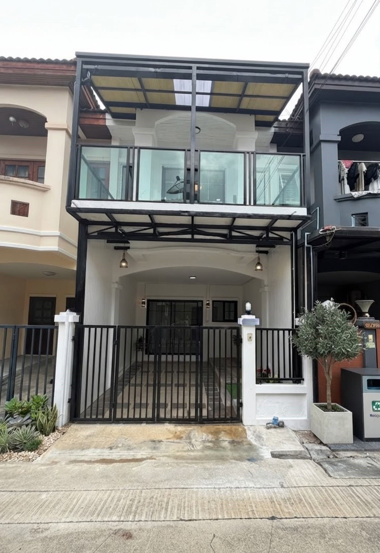 🏡 ทาวน์เฮ้าส์ รีโนเวทสวย พร้อมอยู่ "หมู่บ้านศิริวรรณ บางบัวทอง"  | ราคา 1.69 ล้านบาท