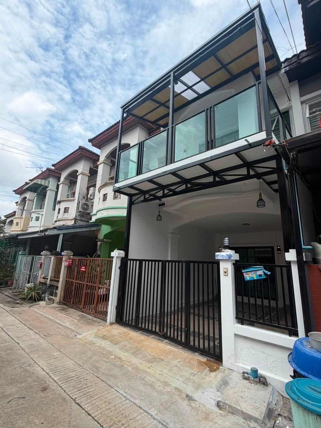 🏡 ทาวน์เฮ้าส์ รีโนเวทสวย พร้อมอยู่ "หมู่บ้านศิริวรรณ บางบัวทอง"  | ราคา 1.69 ล้านบาท