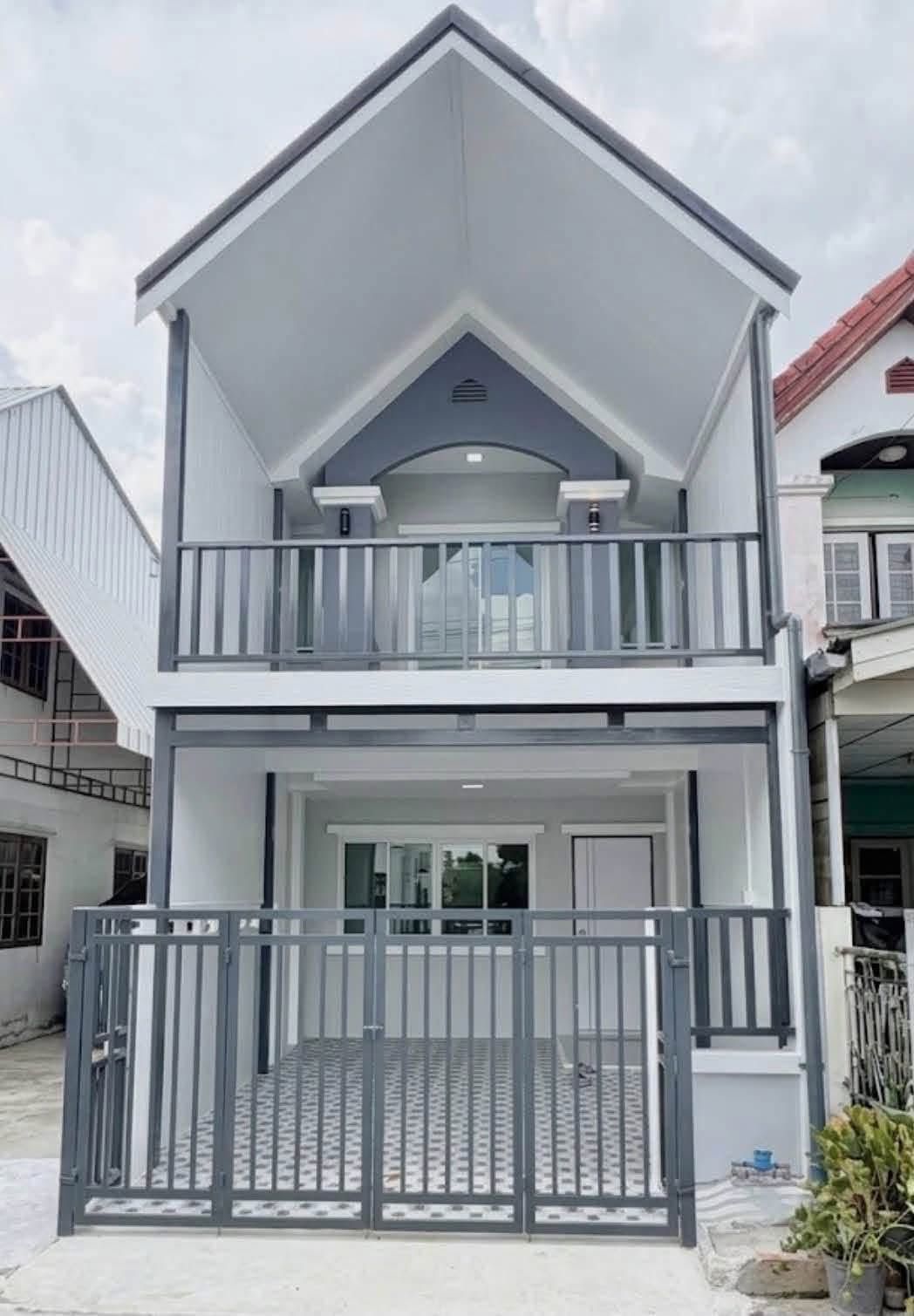 🏡 ทาวน์เฮ้าส์หลังมุม รีโนเวทใหม่ทั้งหลัง ติดรถไฟฟ้า"หมู่บ้าน กมลลักษณ์" | ราคา 2.09 ล้านบาท