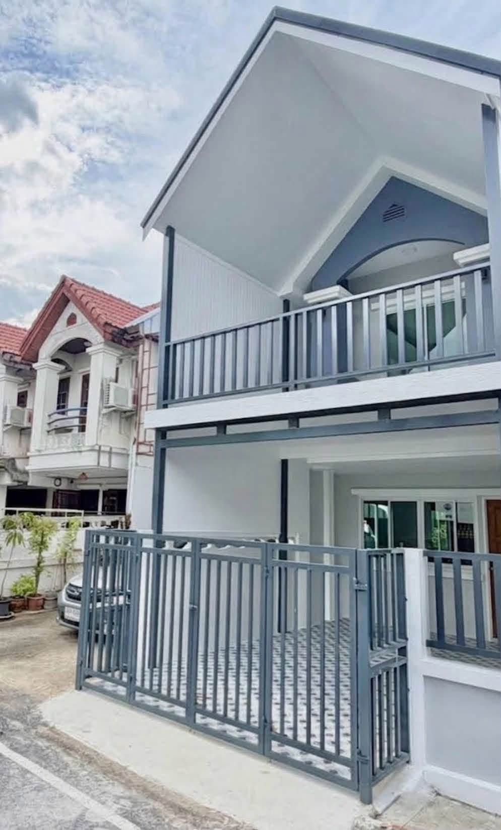 🏡 ทาวน์เฮ้าส์หลังมุม รีโนเวทใหม่ทั้งหลัง ติดรถไฟฟ้า"หมู่บ้าน กมลลักษณ์" | ราคา 2.09 ล้านบาท 2
