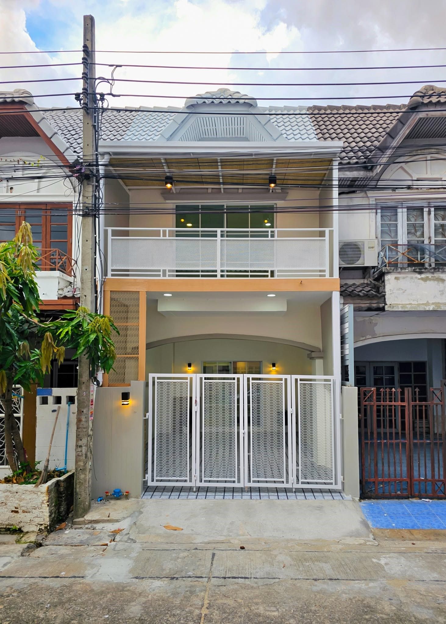 🏡ทาวน์เฮ้าส์รีโนเวทสวย "หมู่บ้านมนวดี" วัดลาดปลาดุก | ราคา 1.69 ล้านบาท