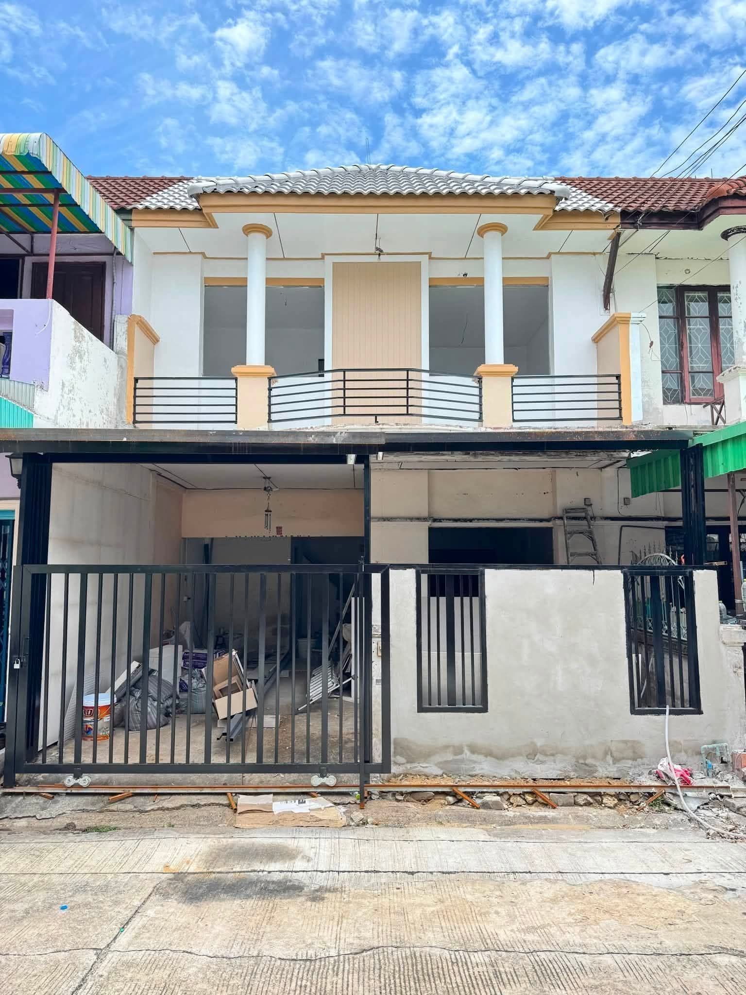 ทาวน์เฮ้าส์รีโนเวทใหม่ หมู่บ้านบัวทอง 4 นนทบุรี 3 นอน เพียง 1.79 ล้าน ฟรีทุกค่าใช้จ่าย