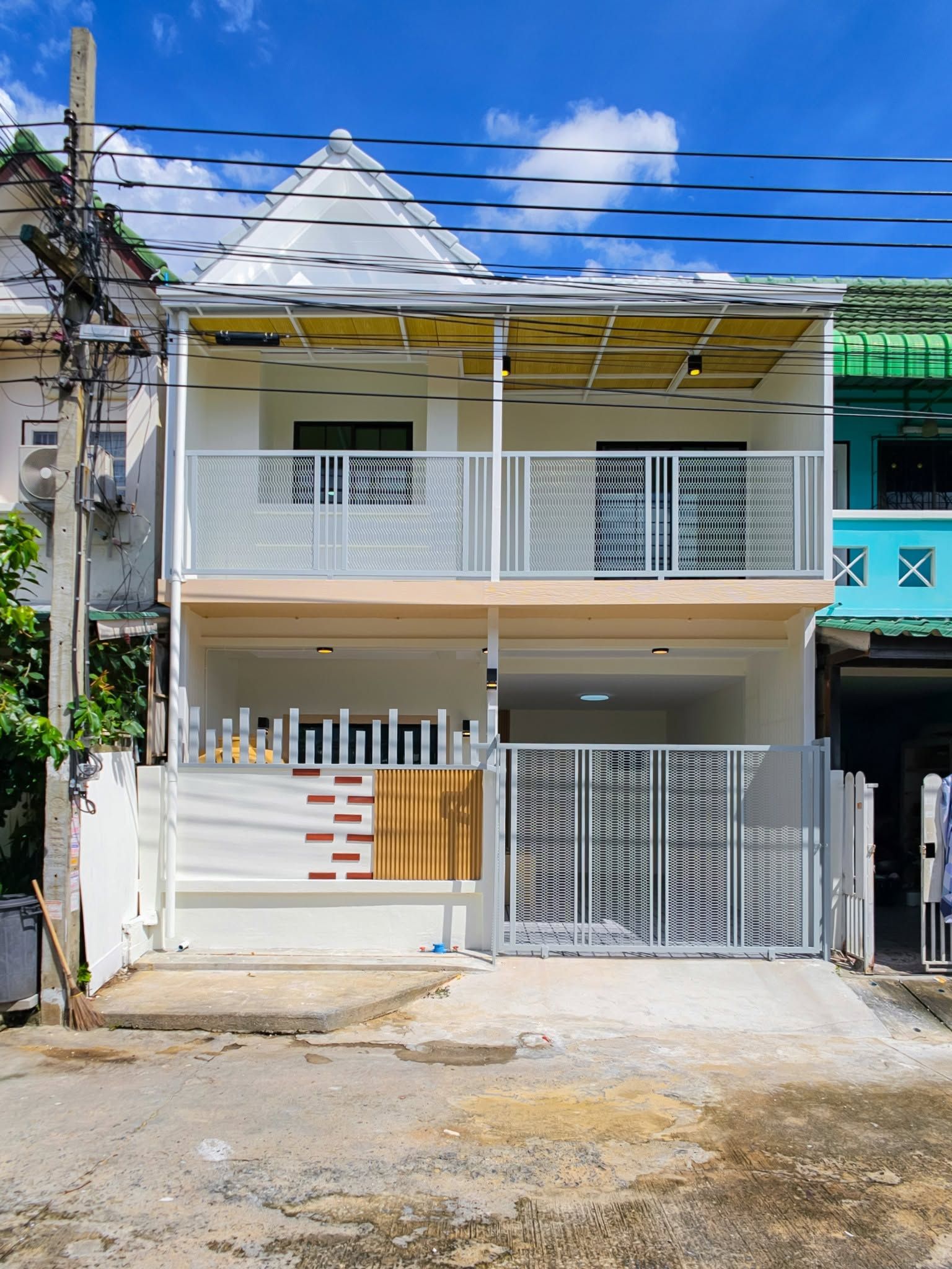 🏠 ทาวน์เฮ้าส์ รีโนเวทใหม่ ทำเลค้าขาย ถนนเมน "ม.ลดาสิริ บ้านกล้วย-ไทรน้อย" | ราคา 2.09 ล้านบาท