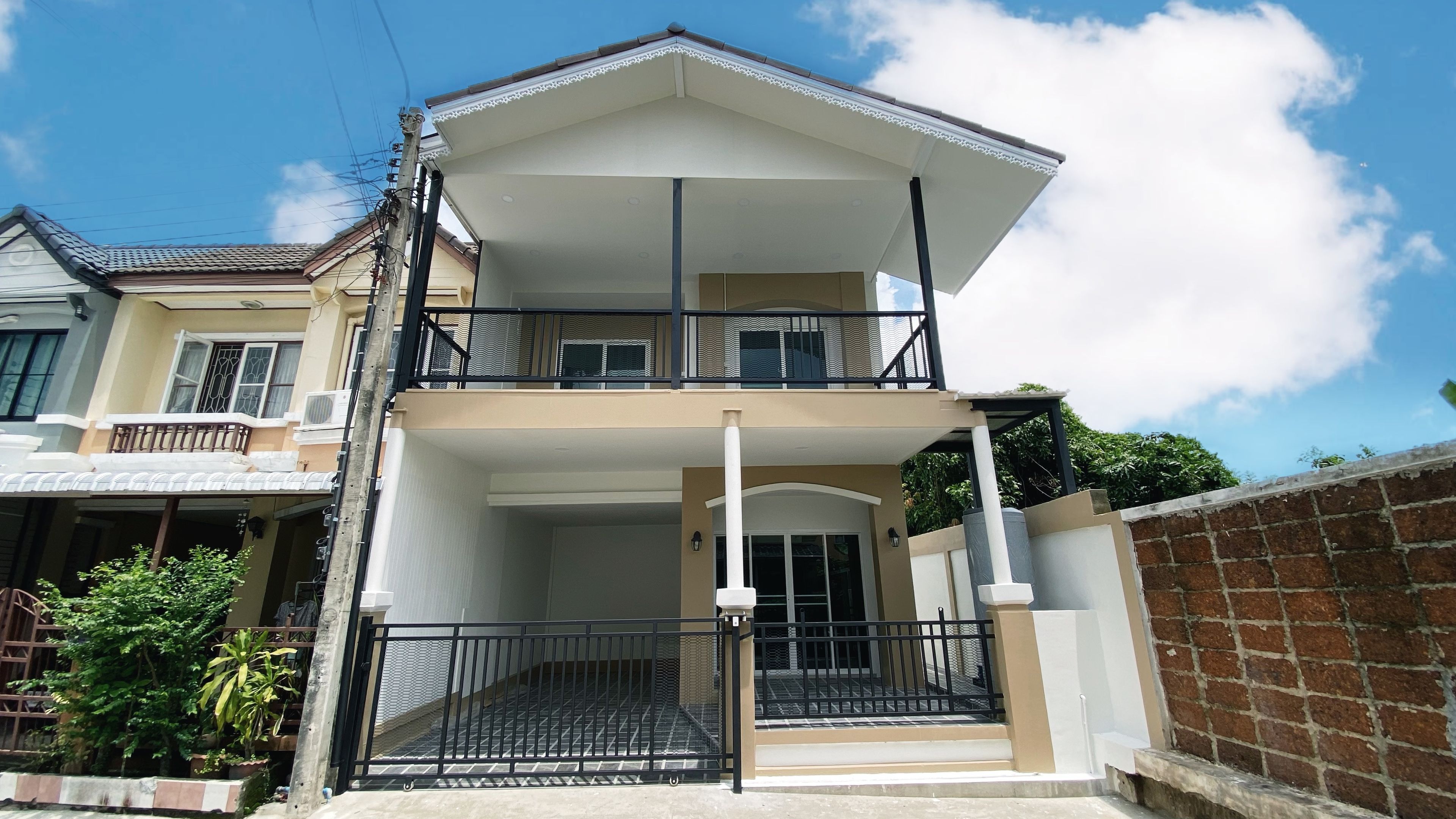 🏡 ทาวน์เฮ้าส์หลังมุม รีโนเวทใหม่ "หมู่บ้านบุศรินทร์ วงแหวนรัตนาธิเบศร์" ต่อเติมระเบียงชั้นบน | ราคา 2.39 ล้านบาท