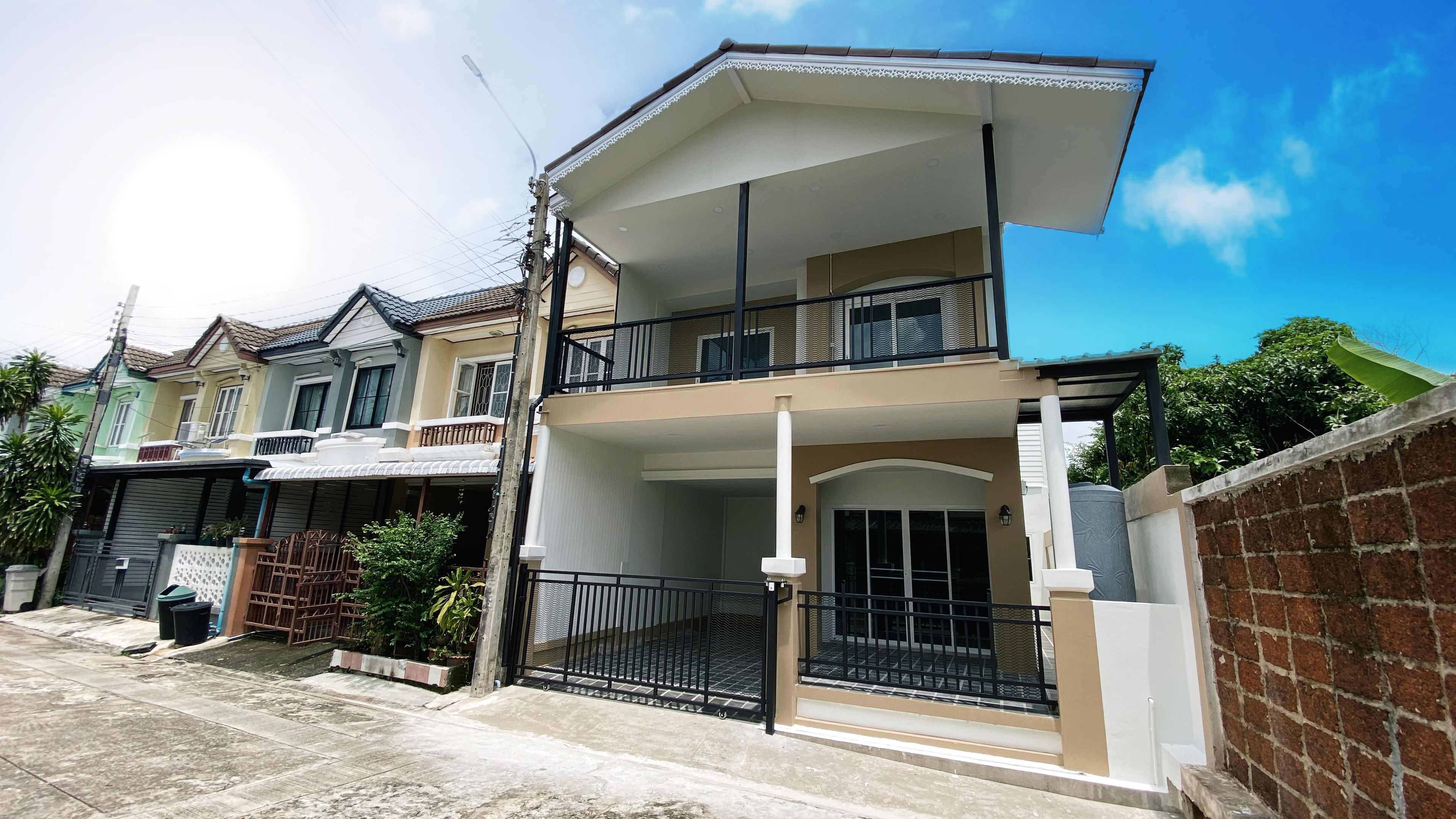 🏡 ทาวน์เฮ้าส์หลังมุม รีโนเวทใหม่ "หมู่บ้านบุศรินทร์ วงแหวนรัตนาธิเบศร์" ต่อเติมระเบียงชั้นบน | ราคา 2.39 ล้านบาท