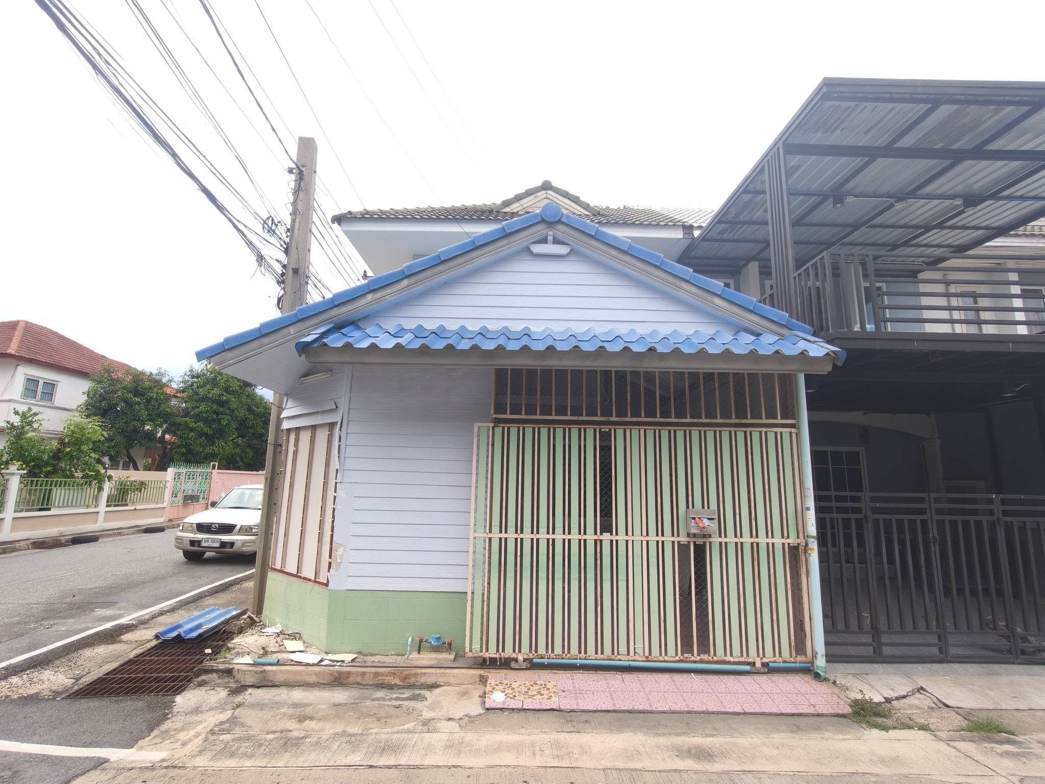 🏡 ทาวน์เฮ้าส์หลังมุม รีโนเวทใหม่ ติดถนนเมนหลัก "หมู่บ้านลัดดาวิลล์1" | ราคา 2.49 ล้านบาท