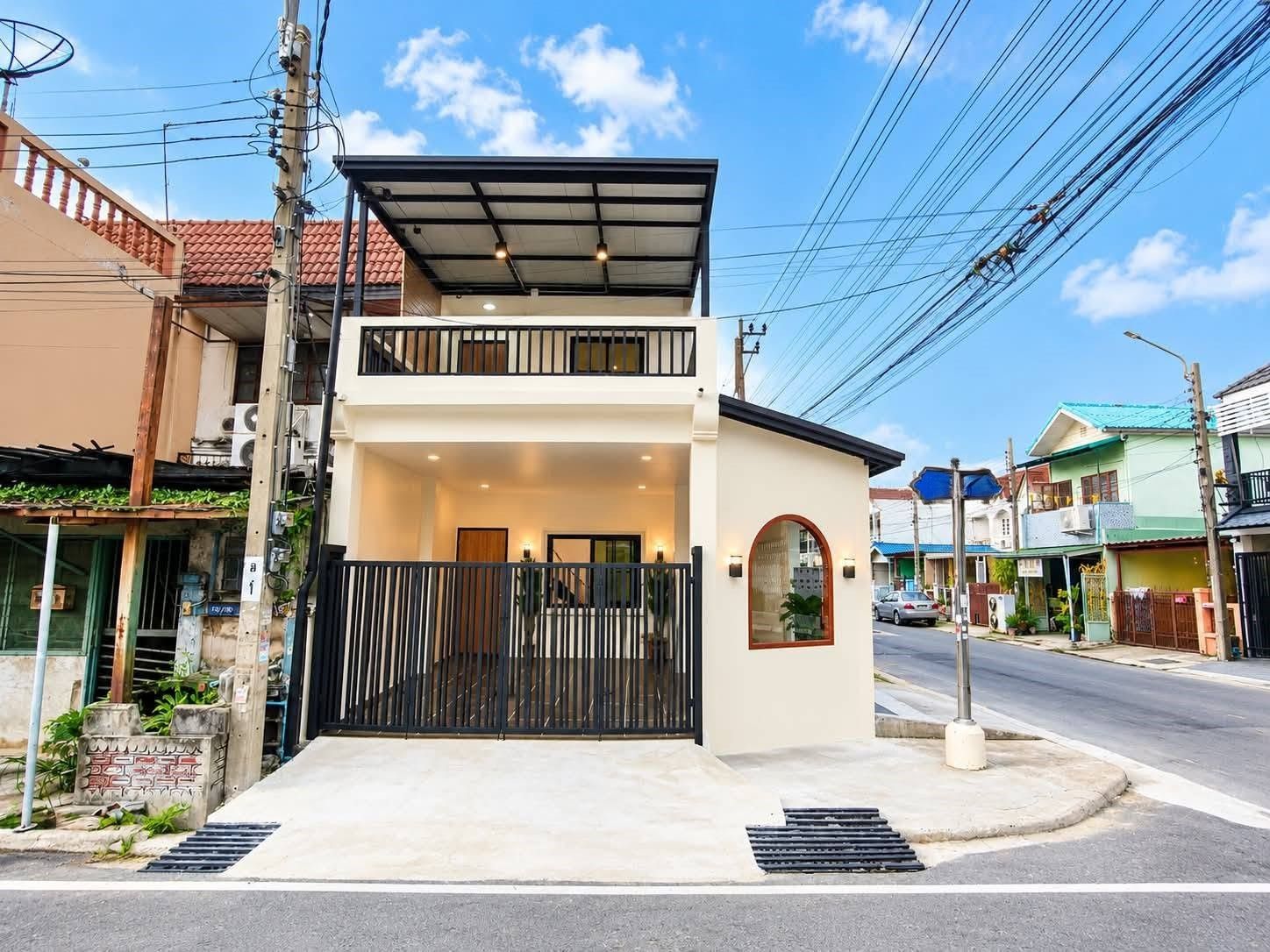 🏡 ทาวน์เฮ้าส์ หลังมุม รีโนเวทใหม่ ติดถนนเมน "บัวทอง 2" ใกล้ MRT คลองบางไผ่ | ราคา 3.09 ล้าน