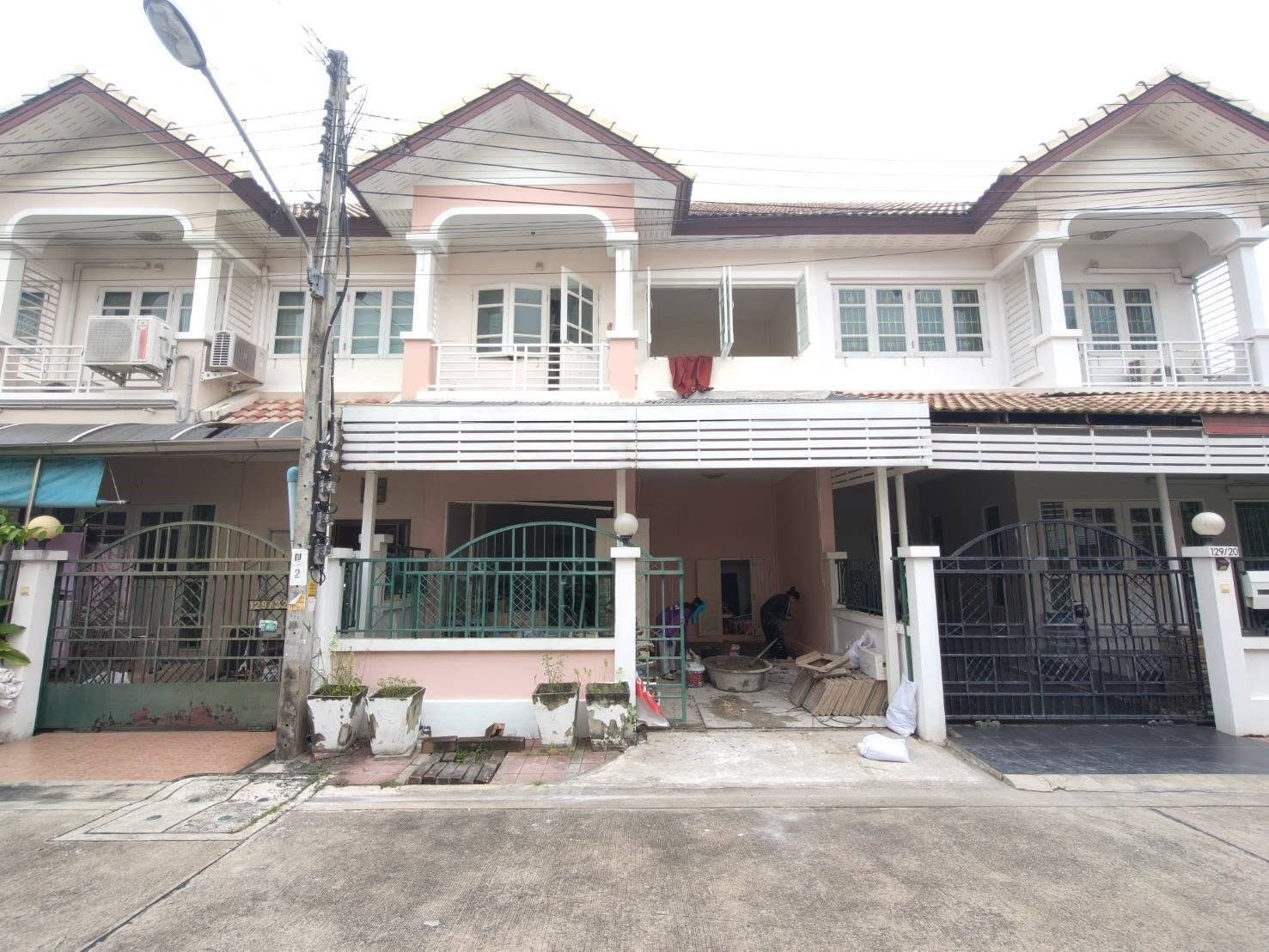 🏡 ทาวน์เฮ้าส์ รีโนเวทใหม่ ต้นโครงการ "ดรีมเพลส
" สวนผัก | ราคา 2.99 ล้านบาท