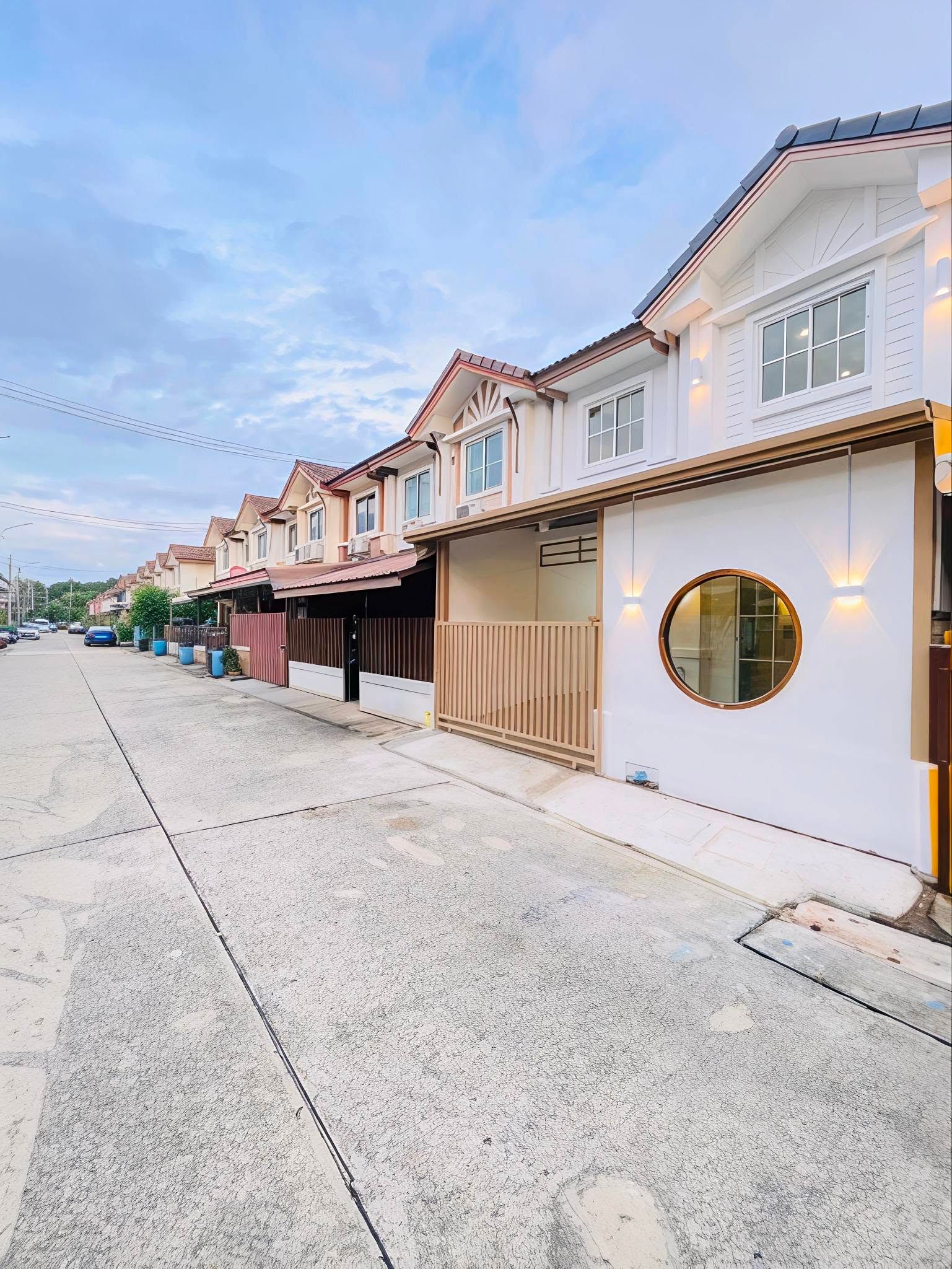 🏡 ทาวน์เฮ้าส์มินิมอล รีโนเวทใหม่ "พฤกษาวิลล์ 12 ปิ่นเกล้า-วงแหวน" ใกล้ทางด่วนศรีรัช | ราคา 2.59 ล้านบาท